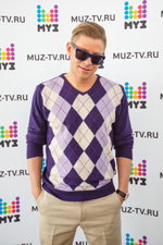 Mitya Fomin. MUZ-TV: Happiness Breakfast (Looks: violetter Pullover mit Rautenmuster, Beige Hose)