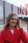 Natalja Wodianowa. Fotofakt. Natalja Wodianowa (ubrania i obraz: żakiet czerwony)