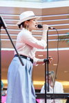 Партийная зона МУЗ-ТВ: 29 июня (наряды и образы: белая шляпа, белая блуза, голубая юбка, чёрный ремень)