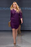 Показ ALEXANDER PAVLOV — Riga Fashion Week AW14/15 (наряди й образи: пурпурна сукня, блонд (колір волосся), тілесні прозорі колготки, коричневі туфлі)