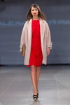 Desfile de ALEXANDER PAVLOV — Riga Fashion Week AW14/15 (looks: vestido rojo, abrigo beis, sandalias de tacón negras, pantis transparentes cueros)