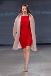 Desfile de ALEXANDER PAVLOV — Riga Fashion Week AW14/15 (looks: abrigo beis, vestido rojo)