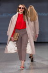 Desfile de ALEXANDER PAVLOV — Riga Fashion Week AW14/15 (looks: abrigo beis, , blusa roja, zapatos de tacón rojos)