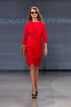 Показ ALEXANDER PAVLOV — Riga Fashion Week AW14/15 (наряди й образи: червона сукня, тілесні прозорі колготки, чорні босоніжки)