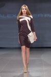 Desfile de ALEXANDER PAVLOV — Riga Fashion Week AW14/15 (looks: vestido marrón, pantis transparentes cueros)