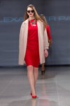 Desfile de ALEXANDER PAVLOV — Riga Fashion Week AW14/15 (looks: abrigo beis, vestido rojo, zapatos de tacón rojos, pantis transparentes cueros)