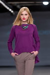 Pokaz ALEXANDER PAVLOV — Riga Fashion Week AW14/15 (ubrania i obraz: pulower purpurowy, spodnie w kolorze kawa z mlekiem)