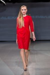 Показ ALEXANDER PAVLOV — Riga Fashion Week AW14/15 (наряди й образи: червона сукня, тілесні прозорі колготки)