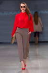 Pokaz ALEXANDER PAVLOV — Riga Fashion Week AW14/15 (ubrania i obraz: bluzka czerwona, półbuty czerwone, spodnie w kolorze kawa z mlekiem)