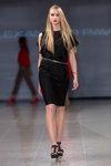 Desfile de ALEXANDER PAVLOV — Riga Fashion Week AW14/15 (looks: vestido negro, sandalias de tacón negras)