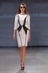 Показ ALEXANDER PAVLOV — Riga Fashion Week AW14/15 (наряды и образы: белое платье, чёрные босоножки)