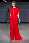 Desfile de ALEXANDER PAVLOV — Riga Fashion Week AW14/15 (looks: vestido de noche rojo)
