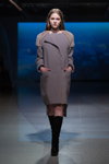 Pokaz Alexandra Westfal — Riga Fashion Week AW14/15 (ubrania i obraz: palto szare, kozaki czarne)