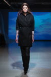 Modenschau von Alexandra Westfal — Riga Fashion Week AW14/15 (Looks: schwarzer Mantel, schwarze Stiefel)