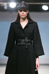 Desfile de Anna LED — Riga Fashion Week AW14/15 (looks: abrigo negro)
