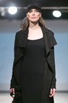 Modenschau von Anna LED — Riga Fashion Week AW14/15 (Looks: schwarzes Kleid, schwarzer Mantel)