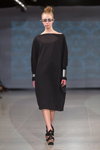 Показ Baiba Ladiga — Riga Fashion Week AW14/15 (наряды и образы: чёрное платье миди, чёрные босоножки)