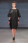Pokaz Baiba Ladiga — Riga Fashion Week AW14/15 (ubrania i obraz: sukienka czarna, sandały czarne)
