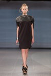Desfile de Baiba Ladiga — Riga Fashion Week AW14/15 (looks: vestido marrón, sandalias de tacón negras)