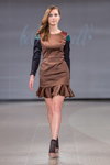 Desfile de BeСarousell — Riga Fashion Week AW14/15 (looks: calcetines negros, vestido marrón)