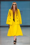 Pokaz D.EFECT — Riga Fashion Week AW14/15 (ubrania i obraz: żakiet żółty, spódnica midi żółta, okulary przeciwsłoneczne)