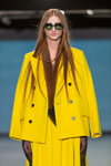 Показ D.EFECT — Riga Fashion Week AW14/15 (наряды и образы: желтый жакет, солнцезащитные очки)