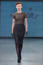 Desfile de IN by Inga Nipane — Riga Fashion Week AW14/15 (looks: pantis negros, , falda gris, zapatos de tacón negros)