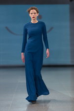 Desfile de IN by Inga Nipane — Riga Fashion Week AW14/15 (looks: vestido de noche azul)