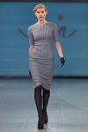 Показ IN by Inga Nipane — Riga Fashion Week AW14/15 (наряды и образы: серое платье, чёрные колготки, чёрные кожаные перчатки, чёрные туфли)
