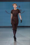 Desfile de IN by Inga Nipane — Riga Fashion Week AW14/15 (looks: vestido marrón, pantis negros, guantes de piel negros)