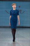 Desfile de IN by Inga Nipane — Riga Fashion Week AW14/15 (looks: vestido azul, zapatos de tacón negros, pantis negros)
