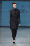Показ IN by Inga Nipane — Riga Fashion Week AW14/15 (наряды и образы: чёрное пальто, чёрные брюки)