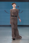 Показ IN by Inga Nipane — Riga Fashion Week AW14/15 (наряди й образи: вечірня сукня кольору кави з молоком, чорний ремінь)