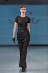 Desfile de IN by Inga Nipane — Riga Fashion Week AW14/15 (looks: vestido de noche marrón, guantes de piel negros)