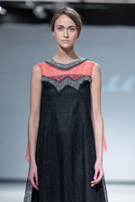 Modenschau von Katya Katya Shehurina — Riga Fashion Week AW14/15 (Looks: schwarzes Guipure-Kleid)