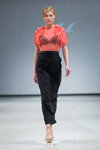 Modenschau von Katya Katya Shehurina — Riga Fashion Week AW14/15 (Looks: schwarzer Rock, roter Top aus Guipure-Spitze)