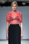 Pokaz Katya Katya Shehurina — Riga Fashion Week AW14/15 (ubrania i obraz: spódnica czarna, top z gipiury czerwony)