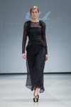 Desfile de Katya Katya Shehurina — Riga Fashion Week AW14/15 (looks: vestido de noche de encaje de guipur negro, sandalias de tacón negras)