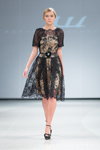 Modenschau von Katya Katya Shehurina — Riga Fashion Week AW14/15 (Looks: schwarzes Guipure-Kleid, schwarze Sandaletten)