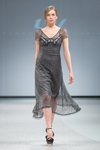 Pokaz Katya Katya Shehurina — Riga Fashion Week AW14/15 (ubrania i obraz: sandały czarne, sukienka z gipiury szara)