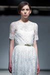 Pokaz Katya Katya Shehurina — Riga Fashion Week AW14/15 (ubrania i obraz: suknia ślubna z gipiury biała)