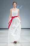 Pokaz Katya Katya Shehurina — Riga Fashion Week AW14/15 (ubrania i obraz: suknia ślubna biała, pasek czerwony, półbuty czarne)