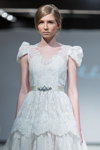 Desfile de Katya Katya Shehurina — Riga Fashion Week AW14/15 (looks: vestido de novia de encaje blanco)