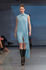 Показ M-Couture — Riga Fashion Week AW14/15 (наряди й образи: блакитна сукня-сорочка, чорні чоботи)