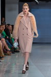 Desfile de M-Couture — Riga Fashion Week AW14/15 (looks: abrigo rosa)