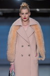 Показ M-Couture — Riga Fashion Week AW14/15 (наряды и образы: розовое пальто)