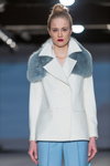 Modenschau von M-Couture — Riga Fashion Week AW14/15 (Looks: weißer Blazer, himmelblaue Hose)