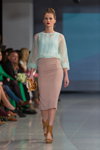 Modenschau von M-Couture — Riga Fashion Week AW14/15 (Looks: himmelblaue Bluse, rosaner Midi Bleistiftrock)