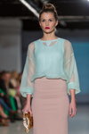 Pokaz M-Couture — Riga Fashion Week AW14/15 (ubrania i obraz: bluzka błękitna, spódnica ołówkowa midi różowa, kopertówka złota)