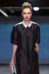 Modenschau von M-Couture — Riga Fashion Week AW14/15 (Looks: schwarzes Hemdblusenkleid)